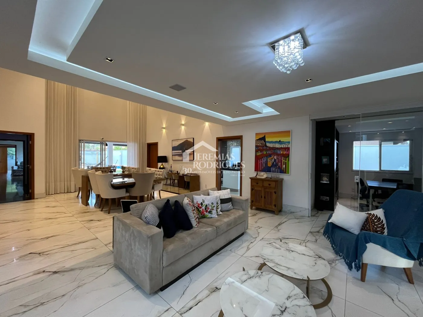 Casa assobradada à venda com 4 dormitórios no Condomínio Residencial Eldorado, em Tremembé/SP.