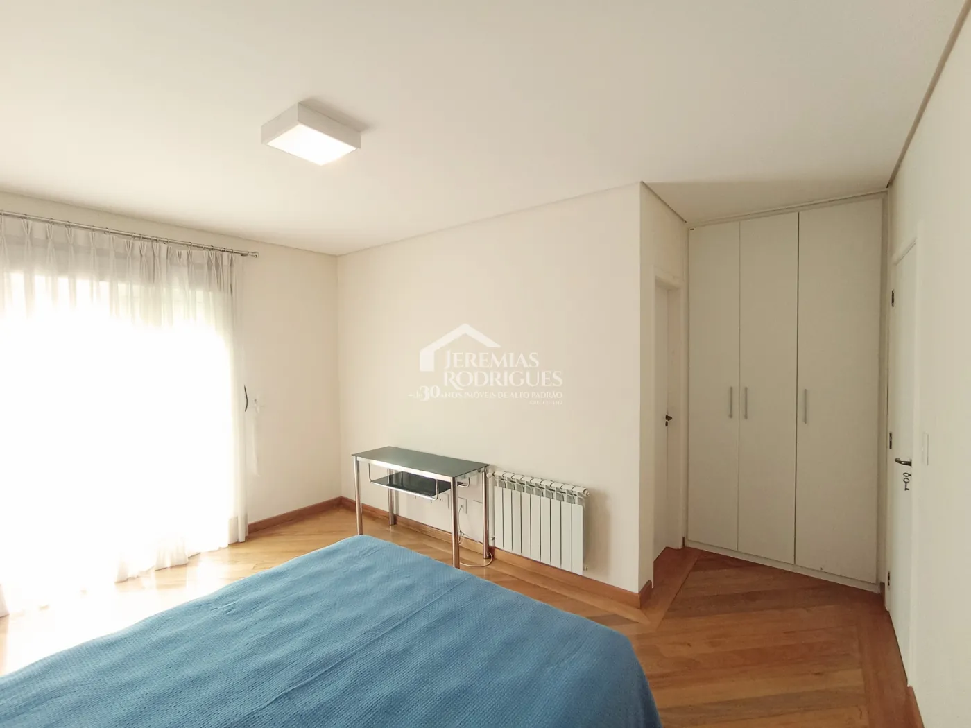Apartamento duplex à venda com 4 suítes, 401 m² no Condomínio Chateau D Amboise em Campos do Jordão/SP.