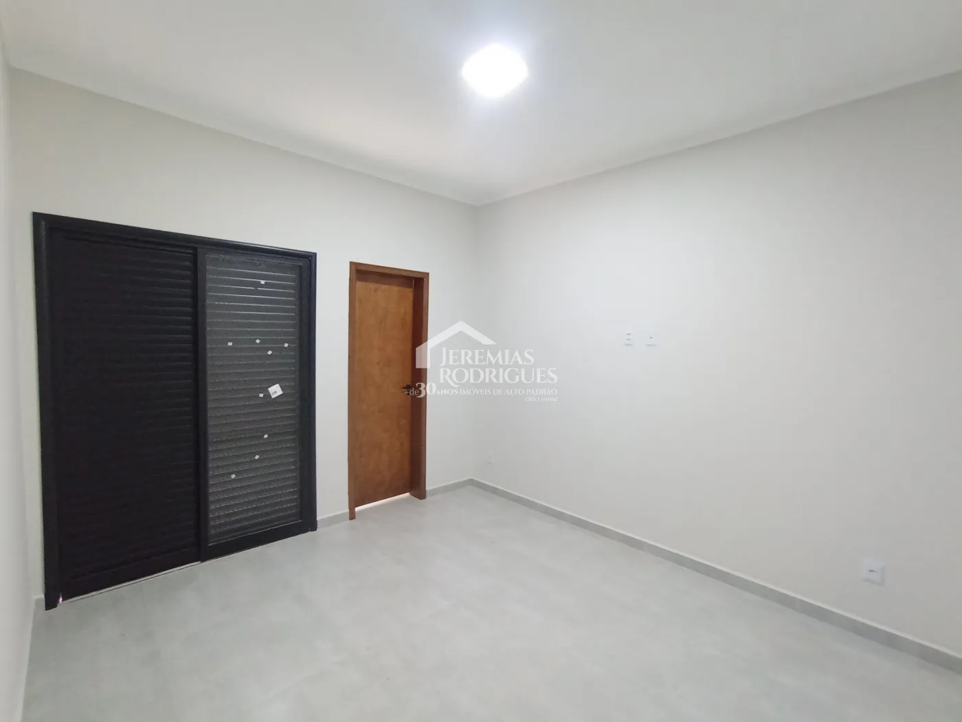 Casa à venda com 3 dormitórios no Condomínio Bosque da Imperatriz em Pindamonhangaba/SP.