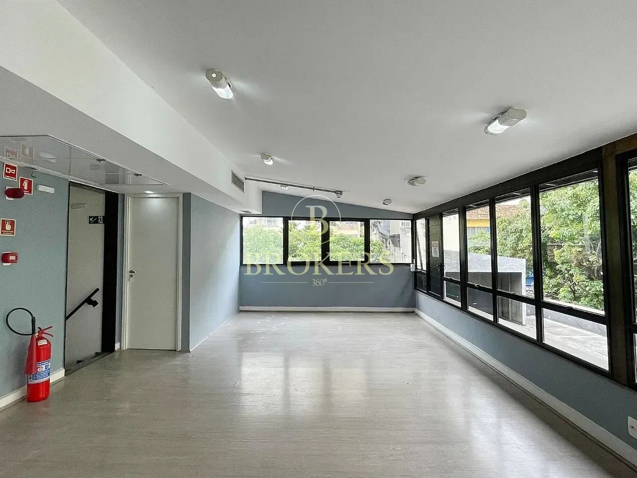 Prédio corporativo independente com 4 pavimentos em Botafogo