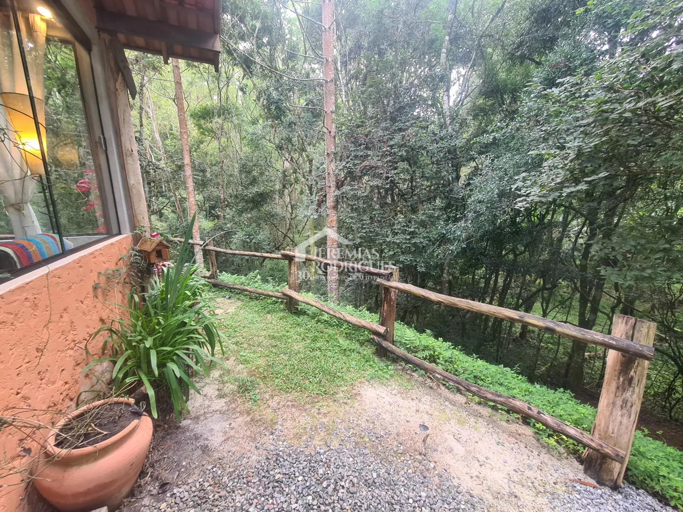 Chácara à venda com 400 m² no bairro Santa Cruz em Santo Antônio do Pinhal/SP.