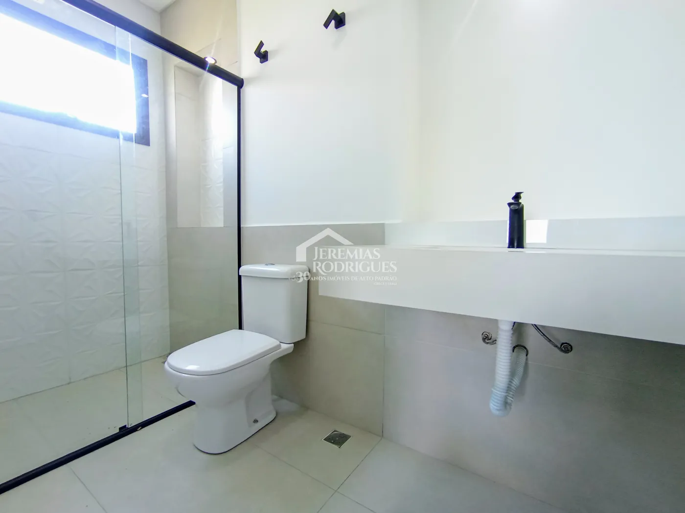 Casa assobradada à venda com 3 suítes no Condomínio Cyrela Landscape em Taubaté/SP.