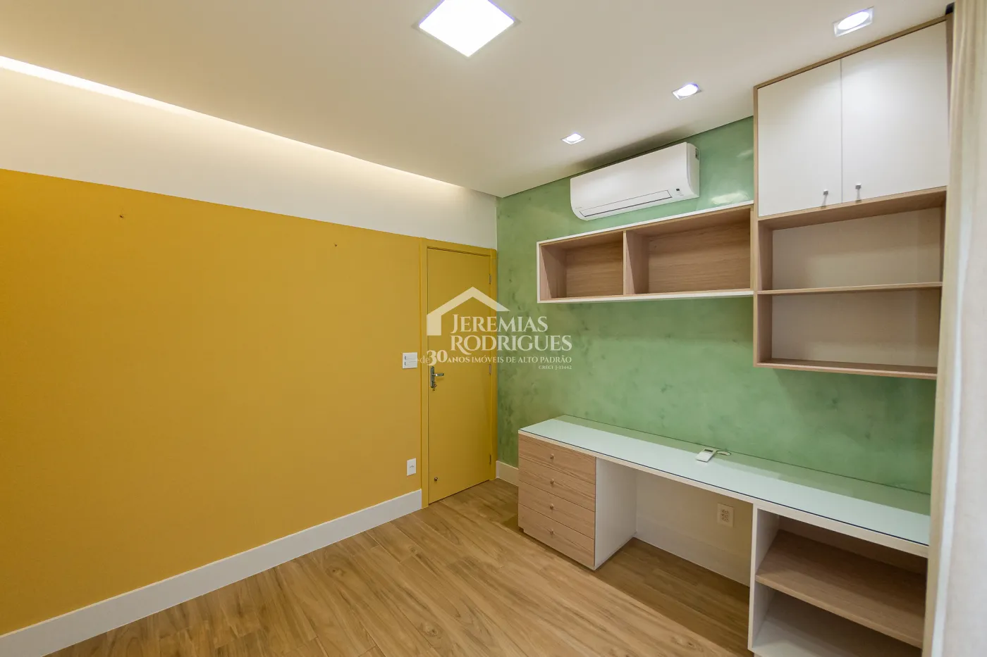Apartamento à venda com 3 dormitórios, 98 m² no Edifício Bauhaus em Pindamonhangaba/SP.