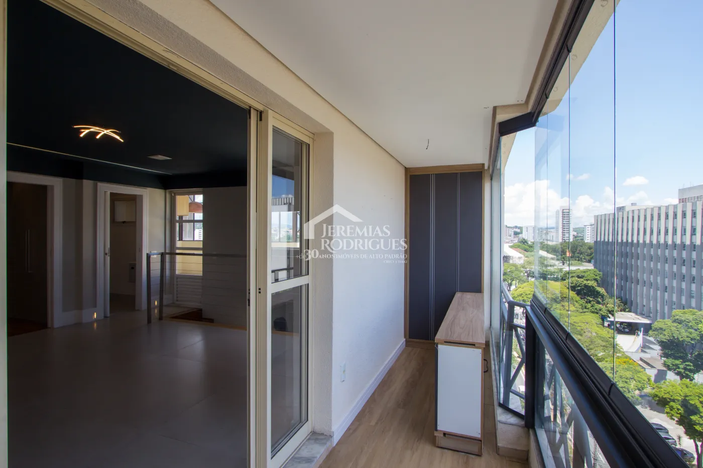 Apartamento à venda com 3 suítes, 274 m² no Edifício Milão em Taubaté/SP.