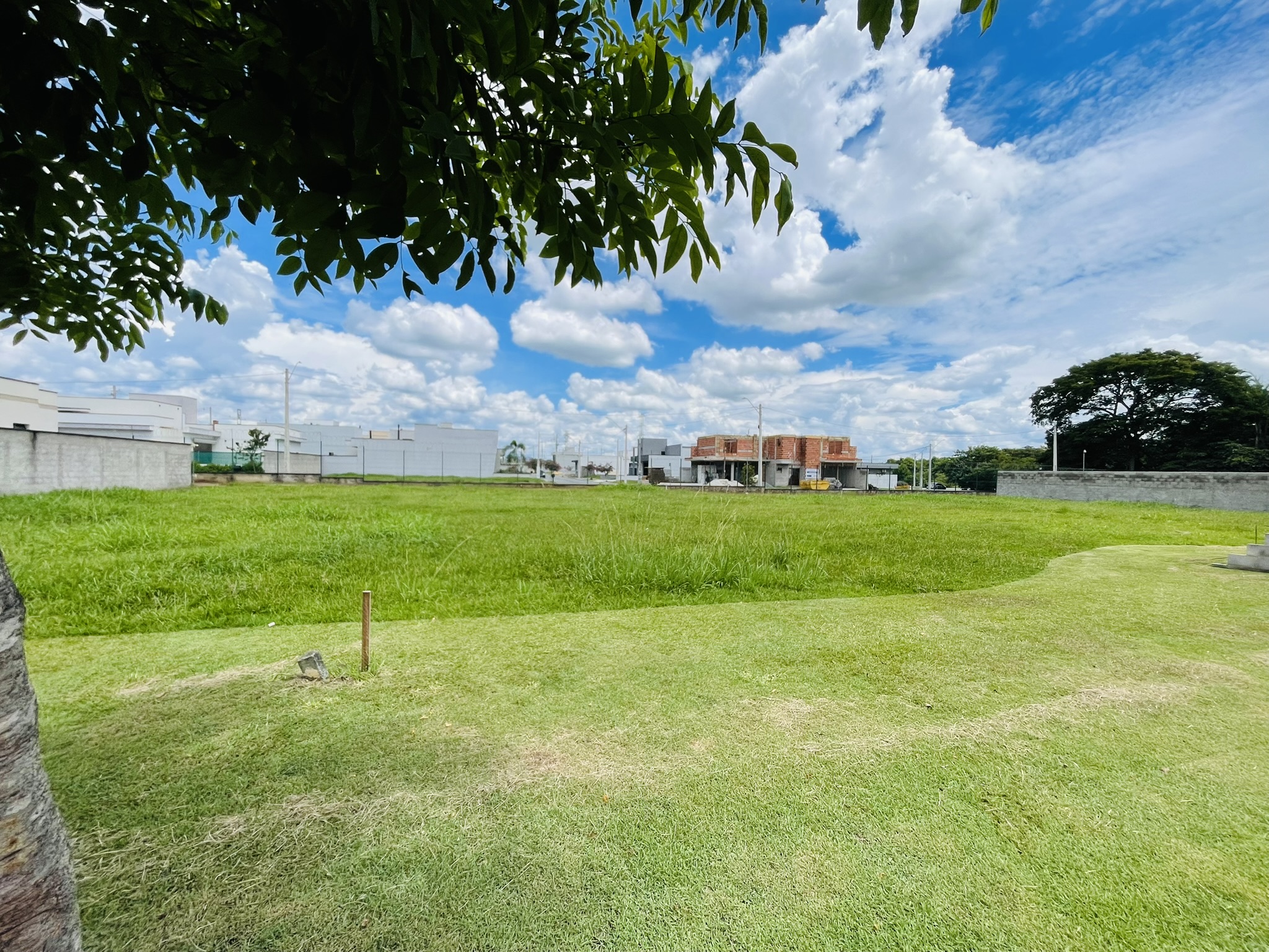Terreno à venda com 420 m² no Condomínio Reserva Bonsucesso em Pindamonhangaba/SP. 