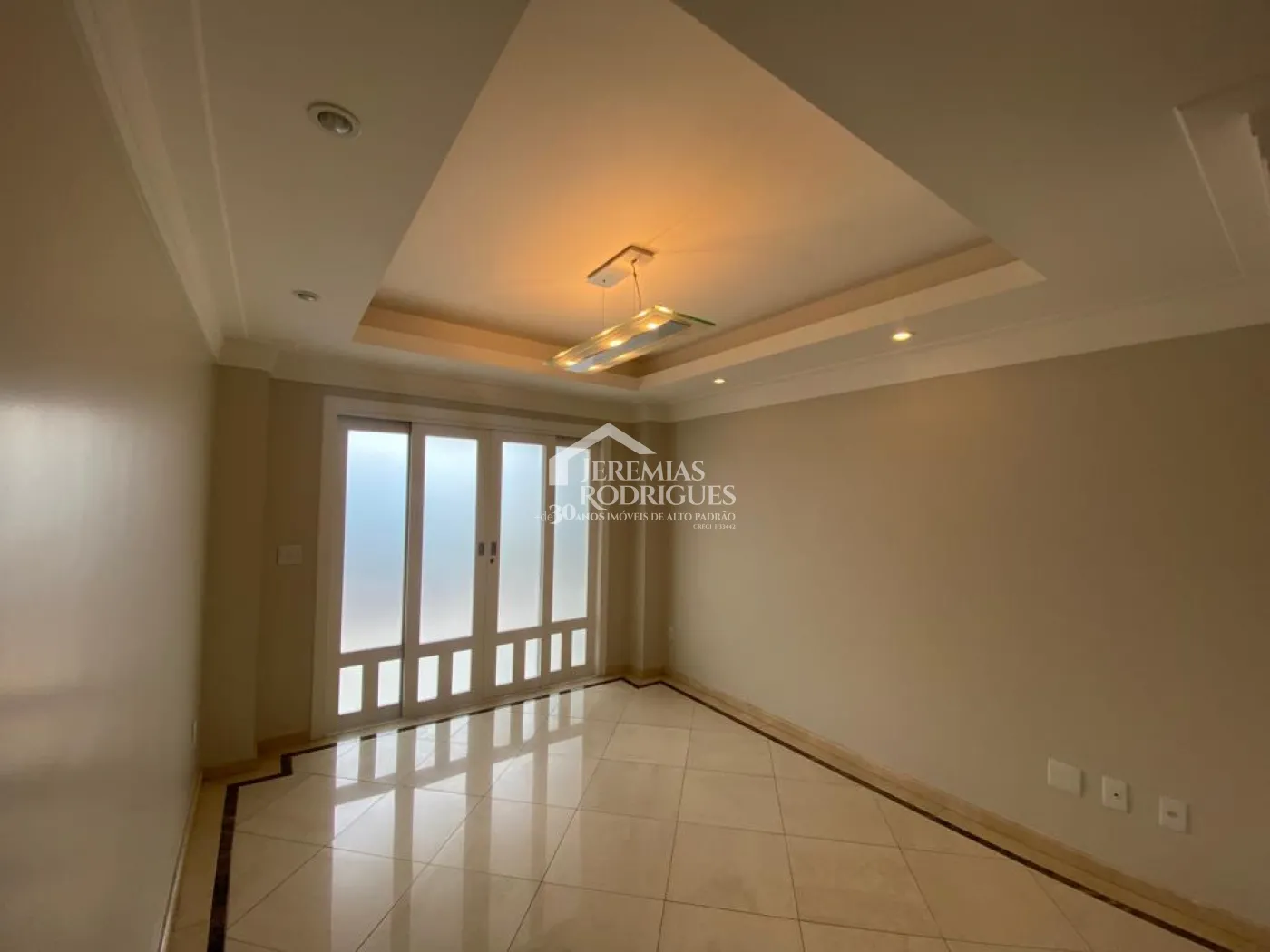 Casa à venda com 4 suítes no Condomínio Taubaté Village em Taubaté/SP. 