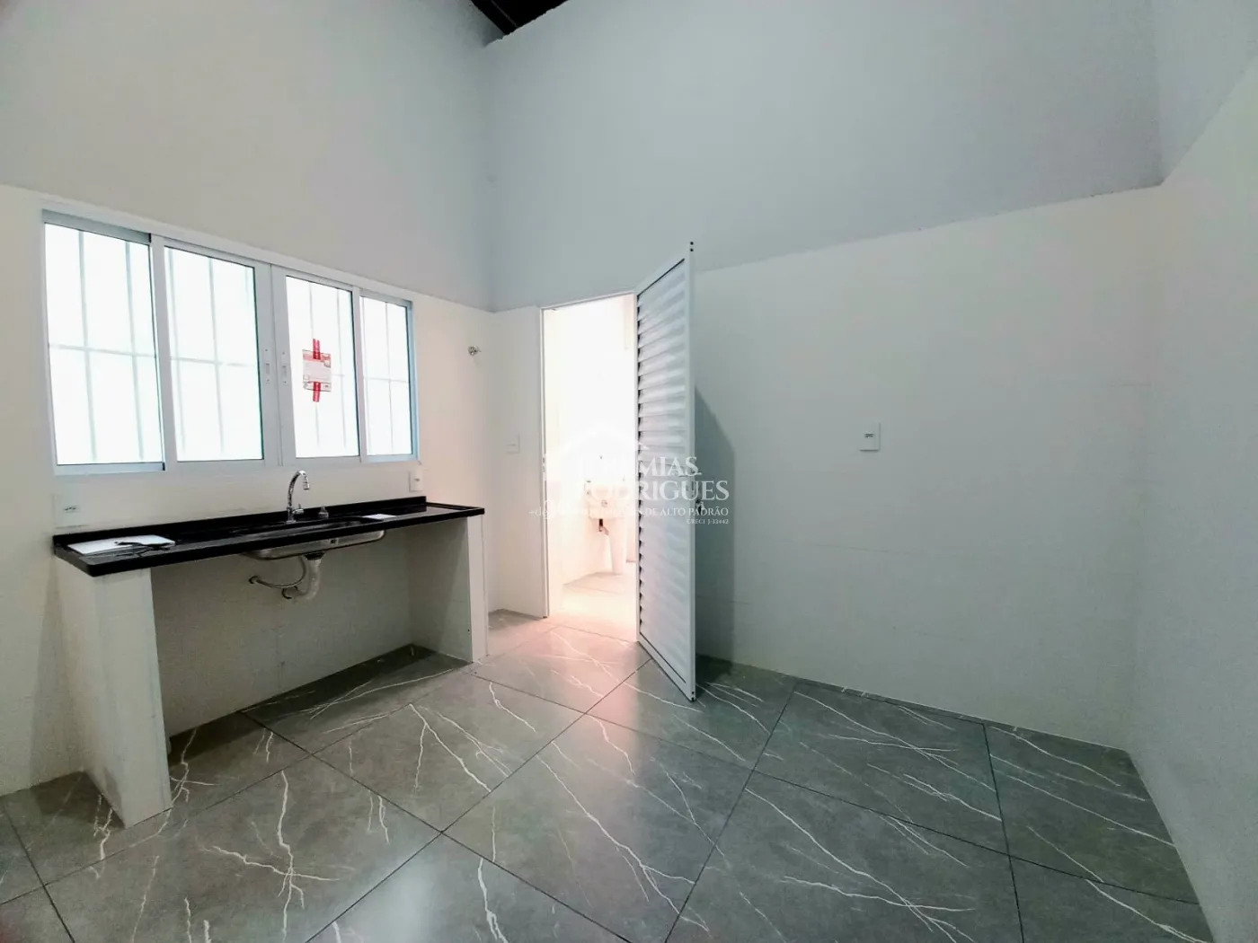Galpão com 144 m² no bairro Residencial Jardim Aurora em Pindamonhangaba/SP.
