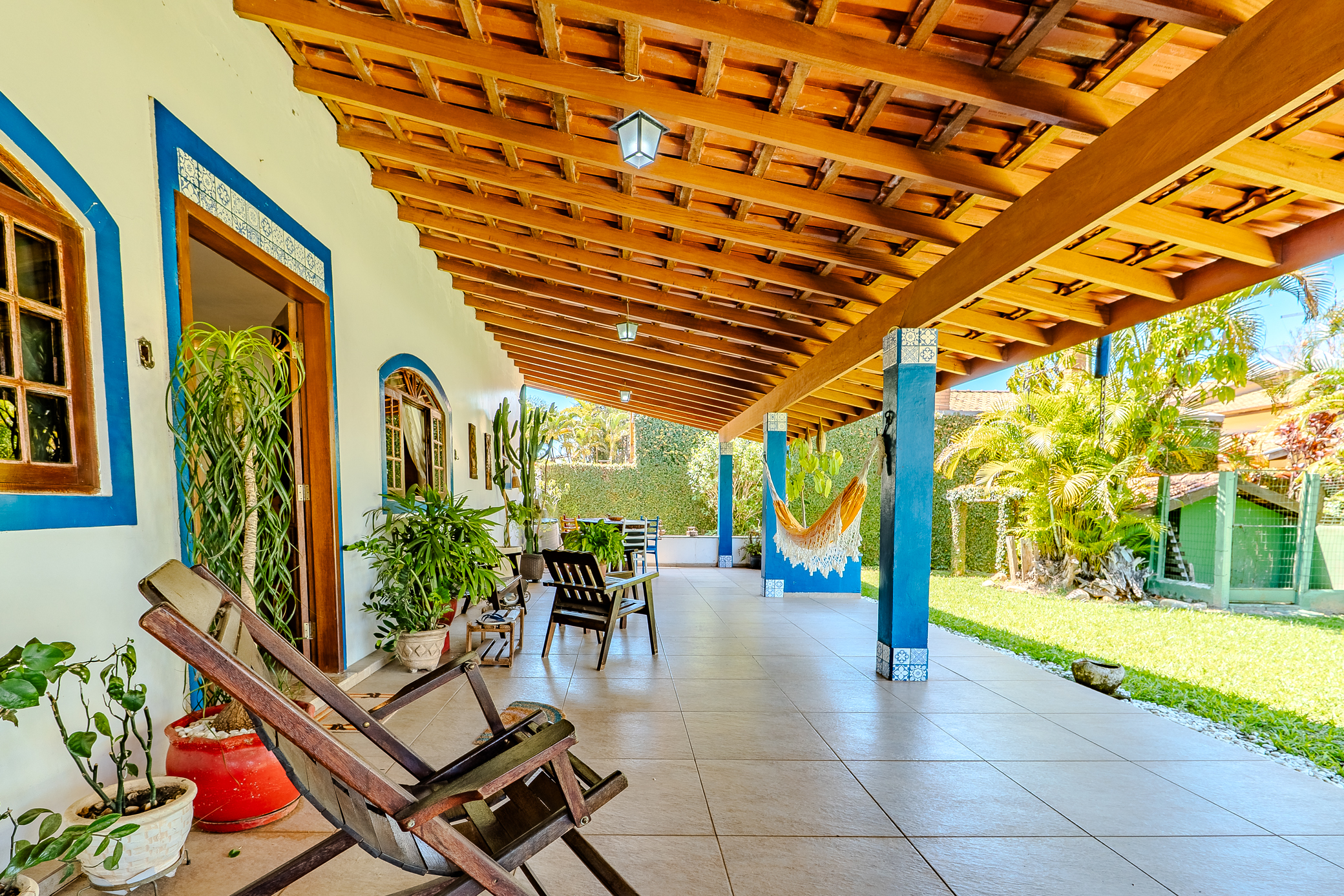 Casa à venda com 4 dormitórios no Condomínio Village Paineiras em Pindamonhangaba/SP.