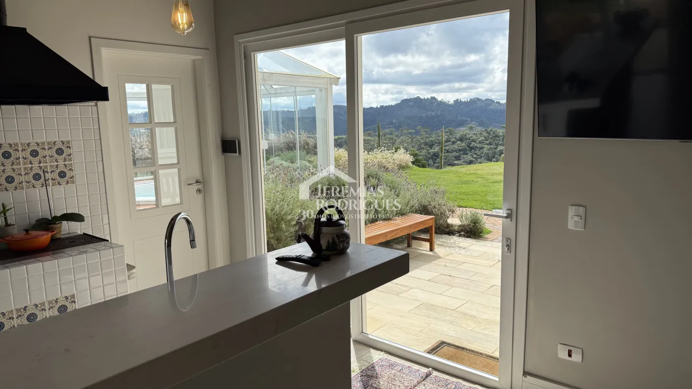 Casa à venda com 4 suítes no Condomínio Jardim Monte Belo em Campos do Jordão/SP.