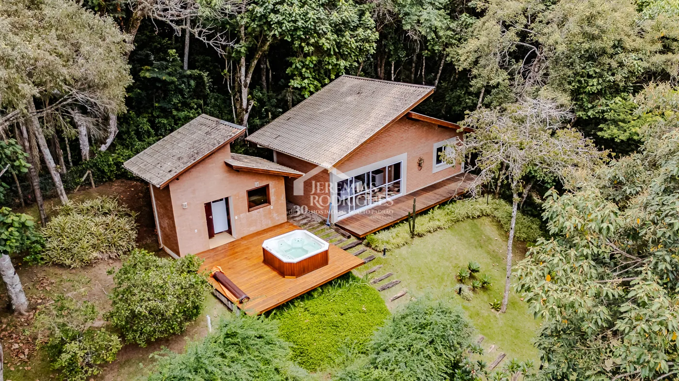 Casa assobradada à venda com 3 dormitórios no Condomínio Parque da Mantiqueira em Santo Antônio do Pinhal/SP.