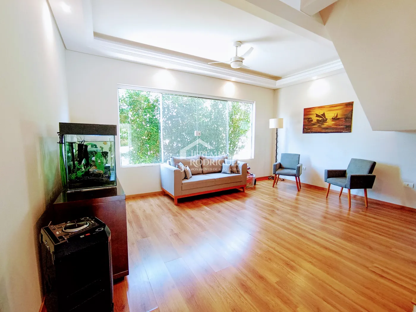 Casa à venda com 3 suítes no Condomínio Reserva dos Lagos em Pindamonhangaba/SP.