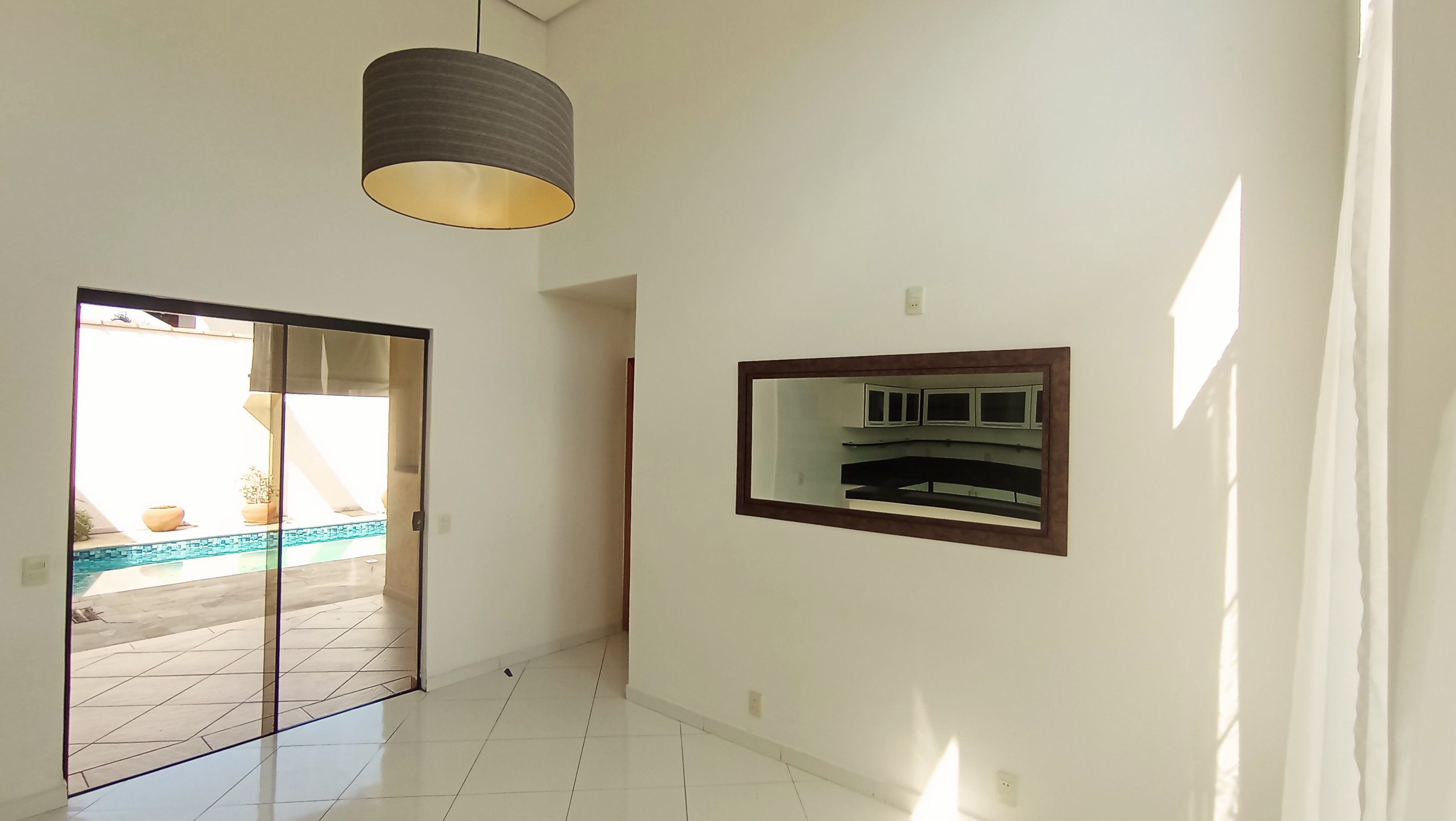 Casa à venda com 4 suítes no Condomínio Real Ville em Pindamonhangaba/SP. 