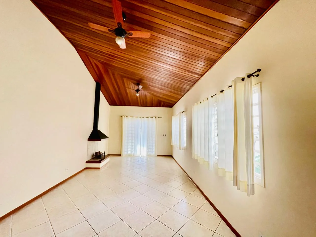 Casa com 3 dormitórios á venda no Condomínio Taubaté Village em Taubaté/SP.