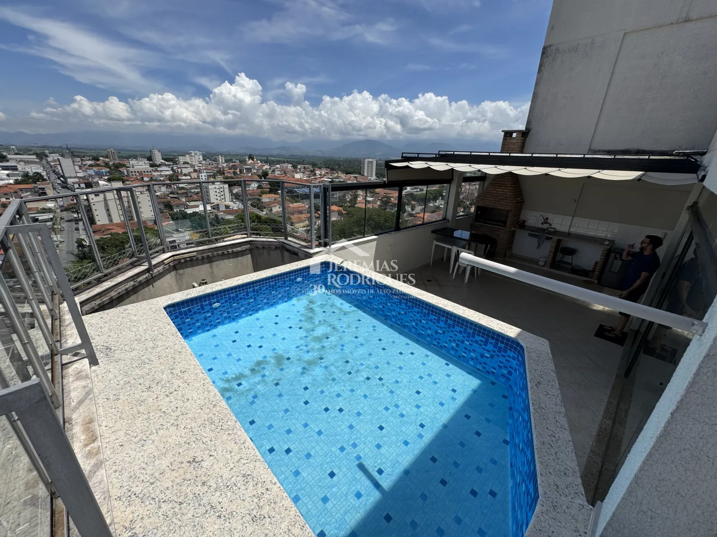 Apartamento à venda com 3 suítes, 276 m² no Edifício Vienna em Pindamonhangaba/SP.