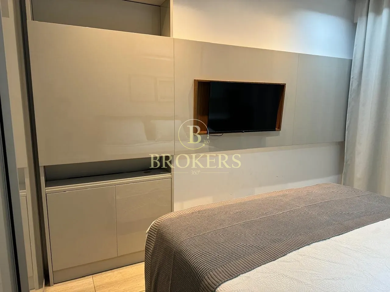 Apartamento a venda. Ipanema na quadra da praia! 2 quartos (1 suíte), varanda com vista mar, vaga,