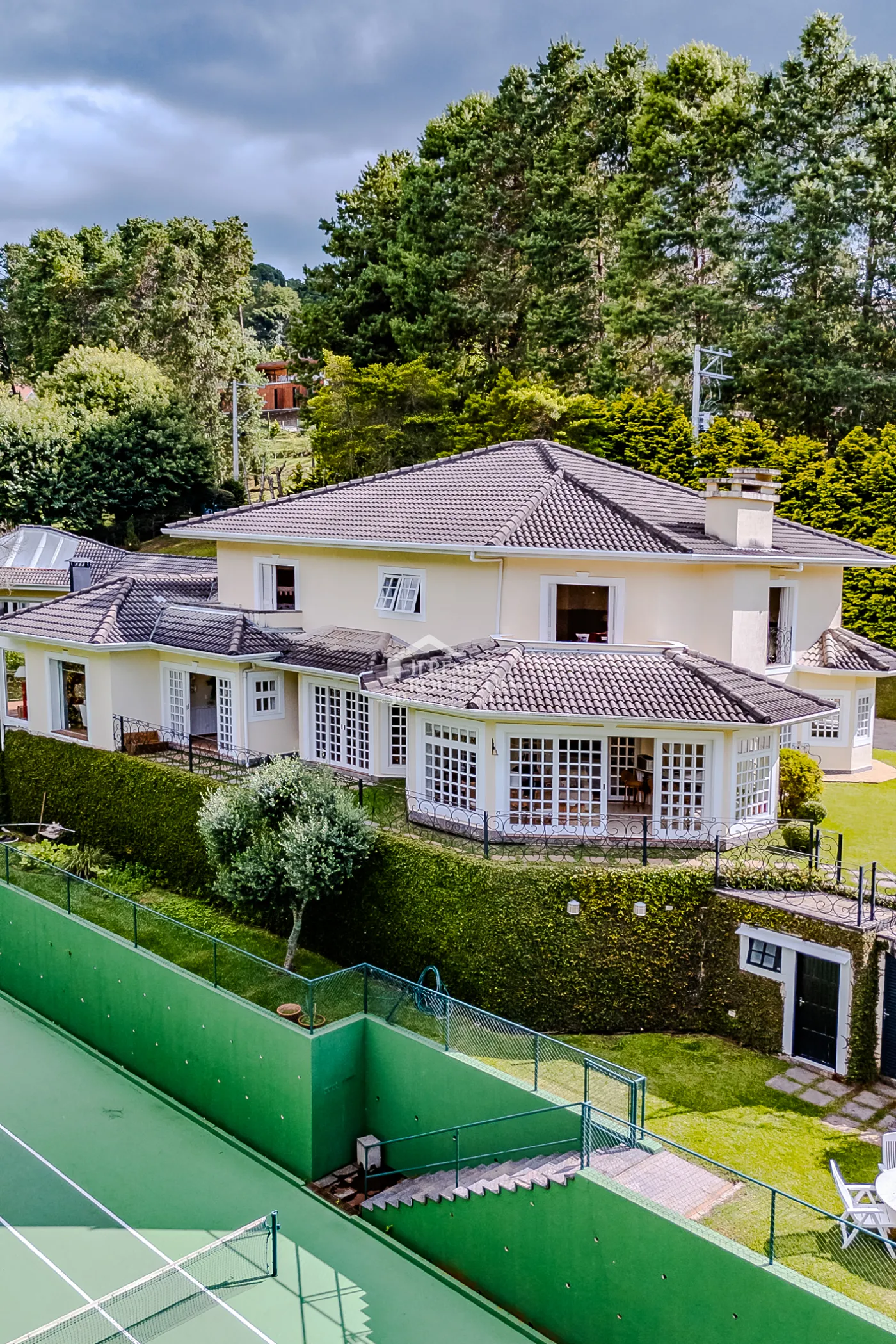 Casa com 6 suítes, 700 m² - Condomínio Vila Simonsen - Campos do Jordão/SP.