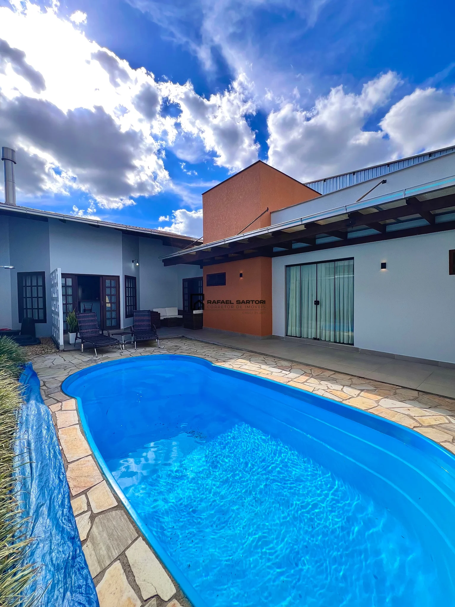 CASA MOBILIADA COM 03 SUITES NO AMIZADE