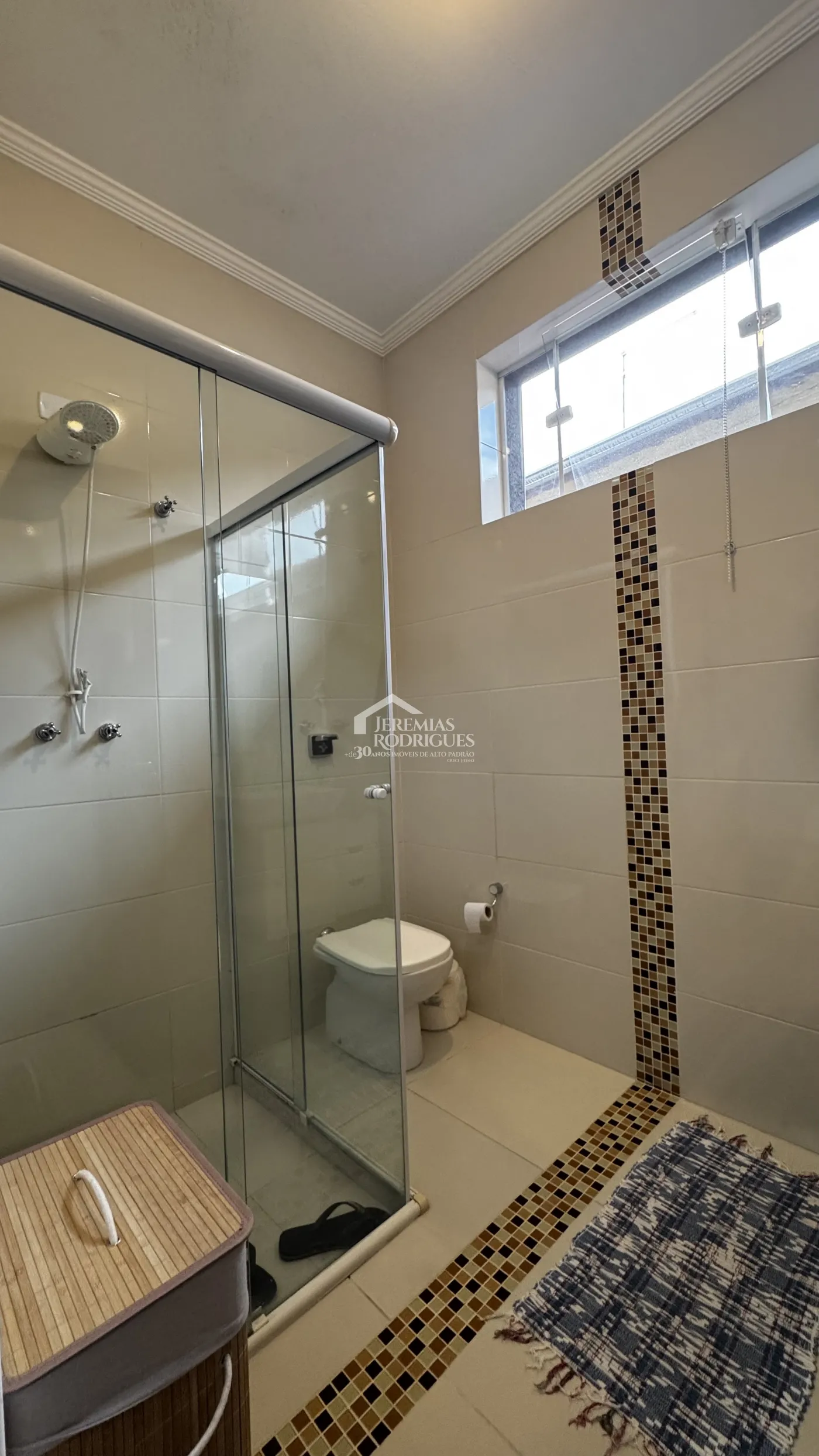 Casa para venda e locação com 3 dormitórios no bairro Chácara da Galega em Pindamonhangaba/SP.