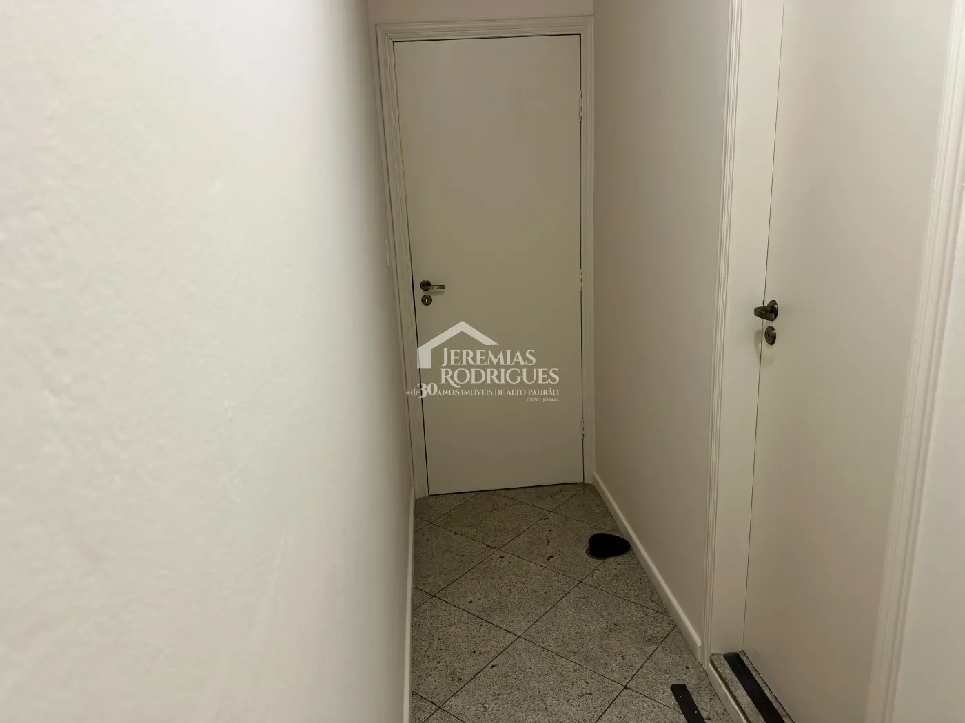 Sala comercial para locação com 34 m² no Centro de Pindamonhangaba/SP.
