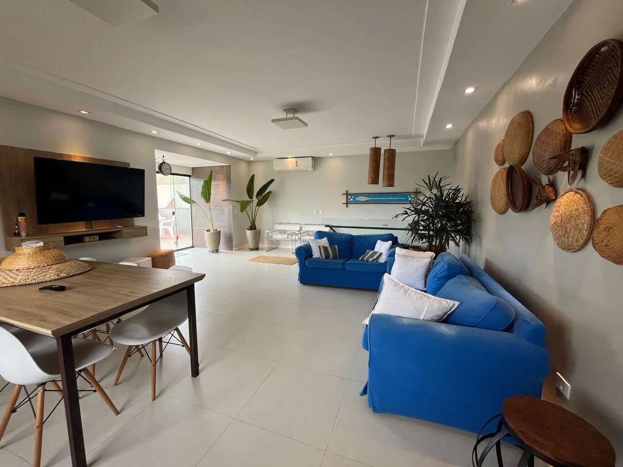 Apartamento à venda com 4 dormitórios, 260 m² no Edifício Recanto dos Nobres em Ubatuba/SP. 