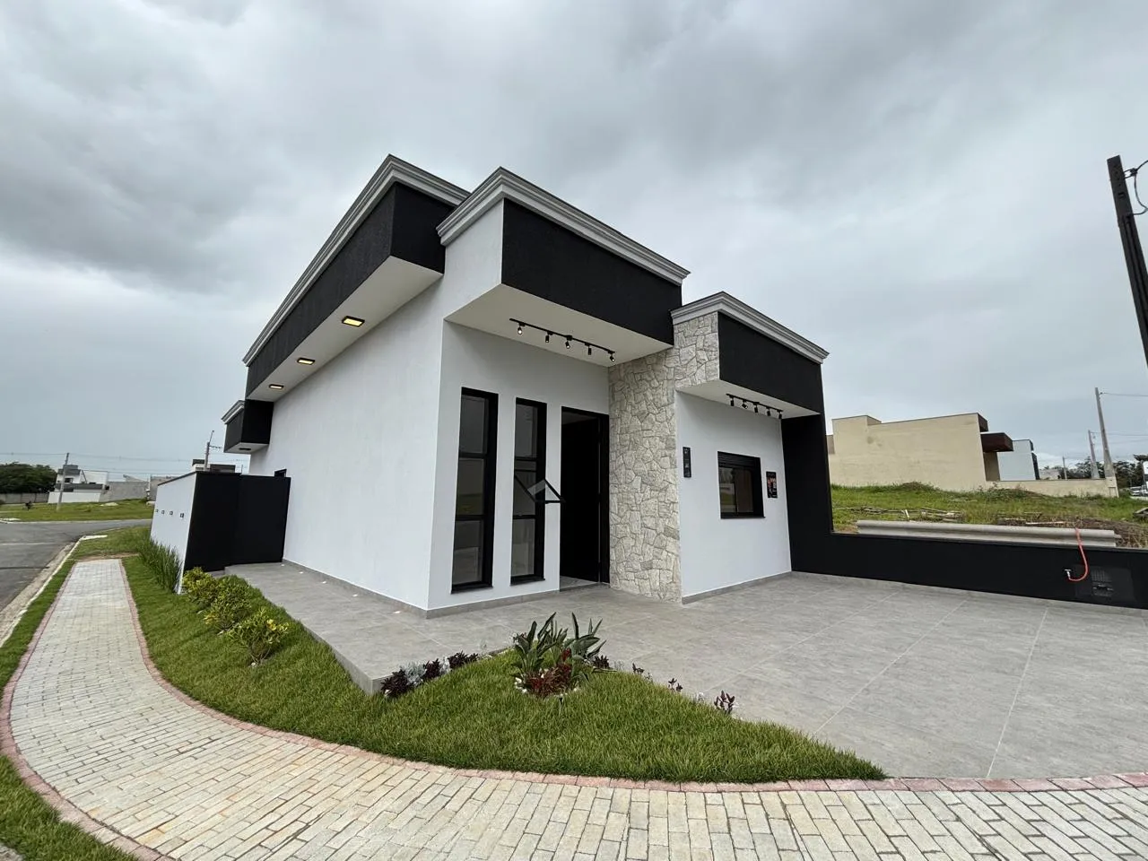 Casa alto padrão 120m² com jardim de inverno à venda no Bosque da Imperatriz – Pindamonhangaba/SP