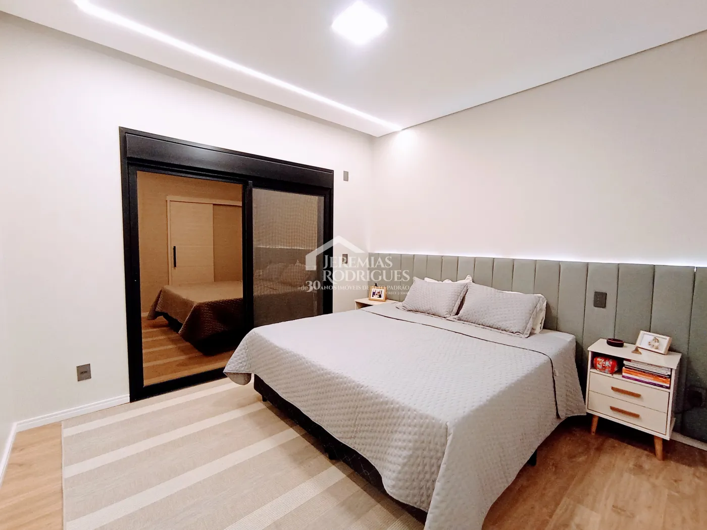 Casa à venda com 5 dormitórios no Condomínio Reserva dos Lagos em Pindamonhangaba/SP.