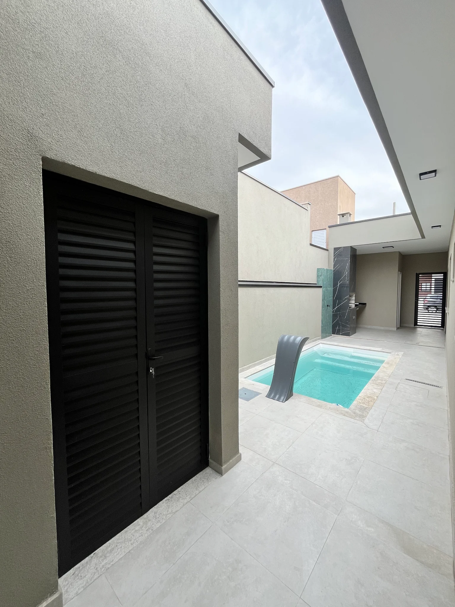 Casa térrea moderna com ilha gourmet à venda no Condomínio Laguna Residencial em Pindamonhangaba/SP