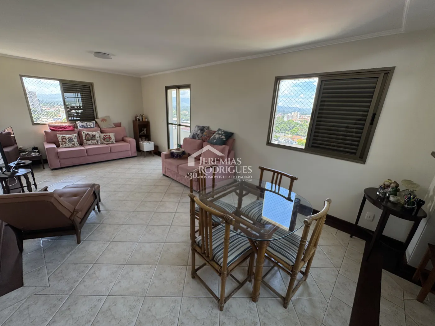 Apartamento à venda com 3 suítes, 276 m² no Edifício Vienna em Pindamonhangaba/SP.