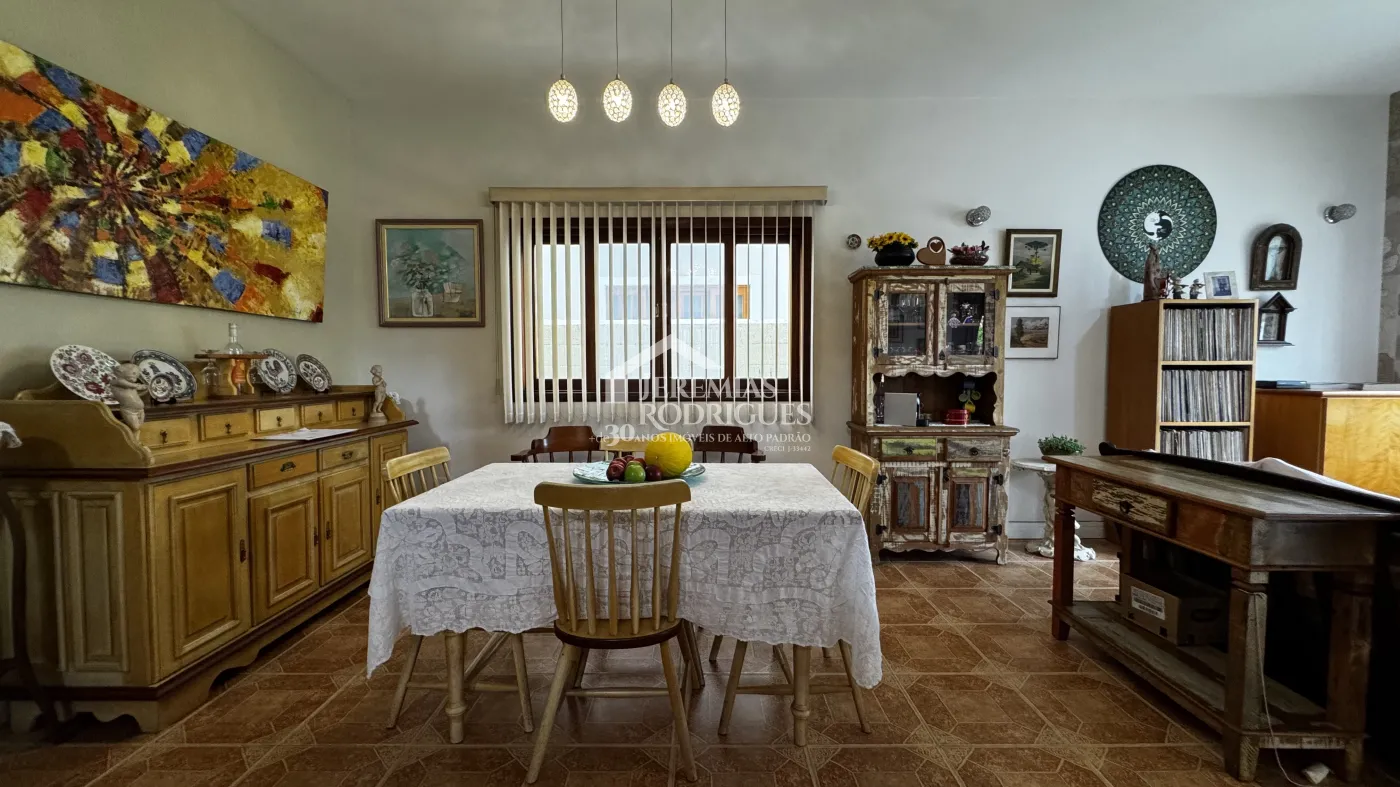 Casa assobradada à venda com 4 dormitórios no Condomínio Jardim das Hortênsias em Taubaté/SP.