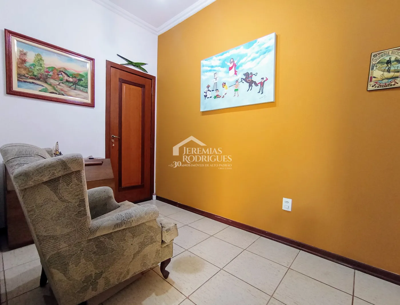 Casa assobradada à venda com 3 suítes no Condomínio Fortaleza em Taubaté/SP.