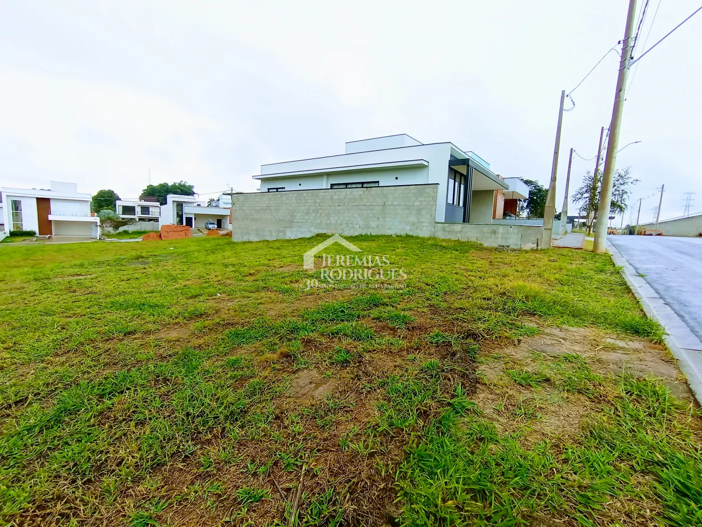 Terreno à venda com 290 m² no Condomínio Bosque do Imperador em Pindamonhangaba/SP.