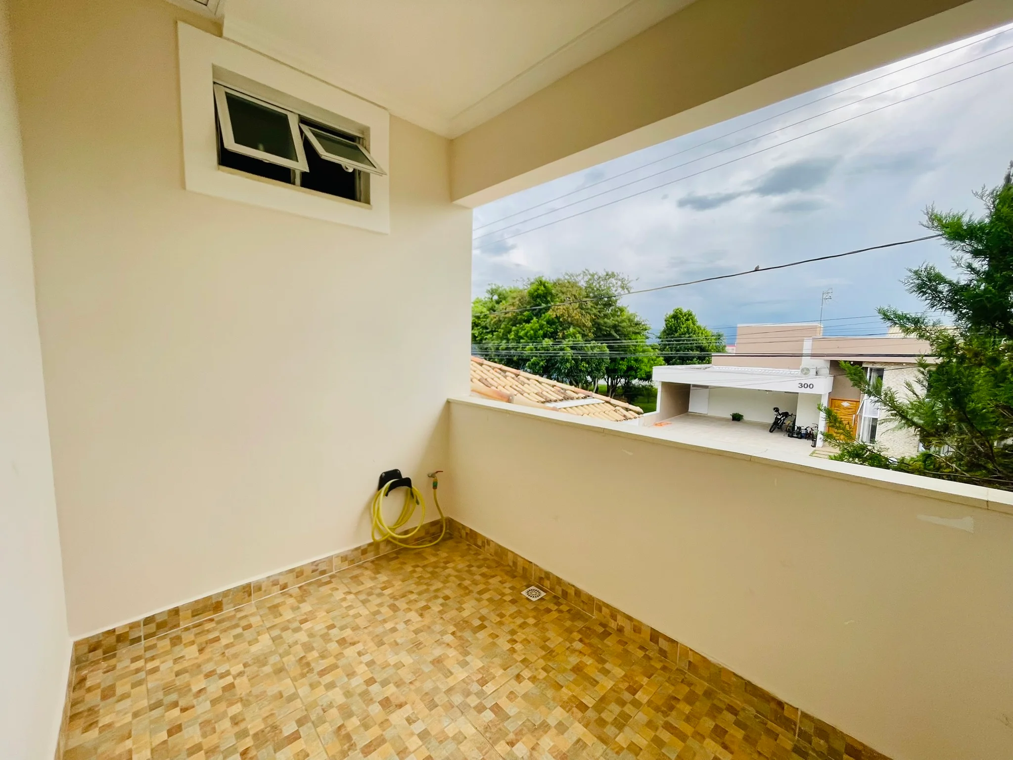 Casa à venda com 4 dormitórios no Condomínio Jardim Oásis em Taubaté/SP. 