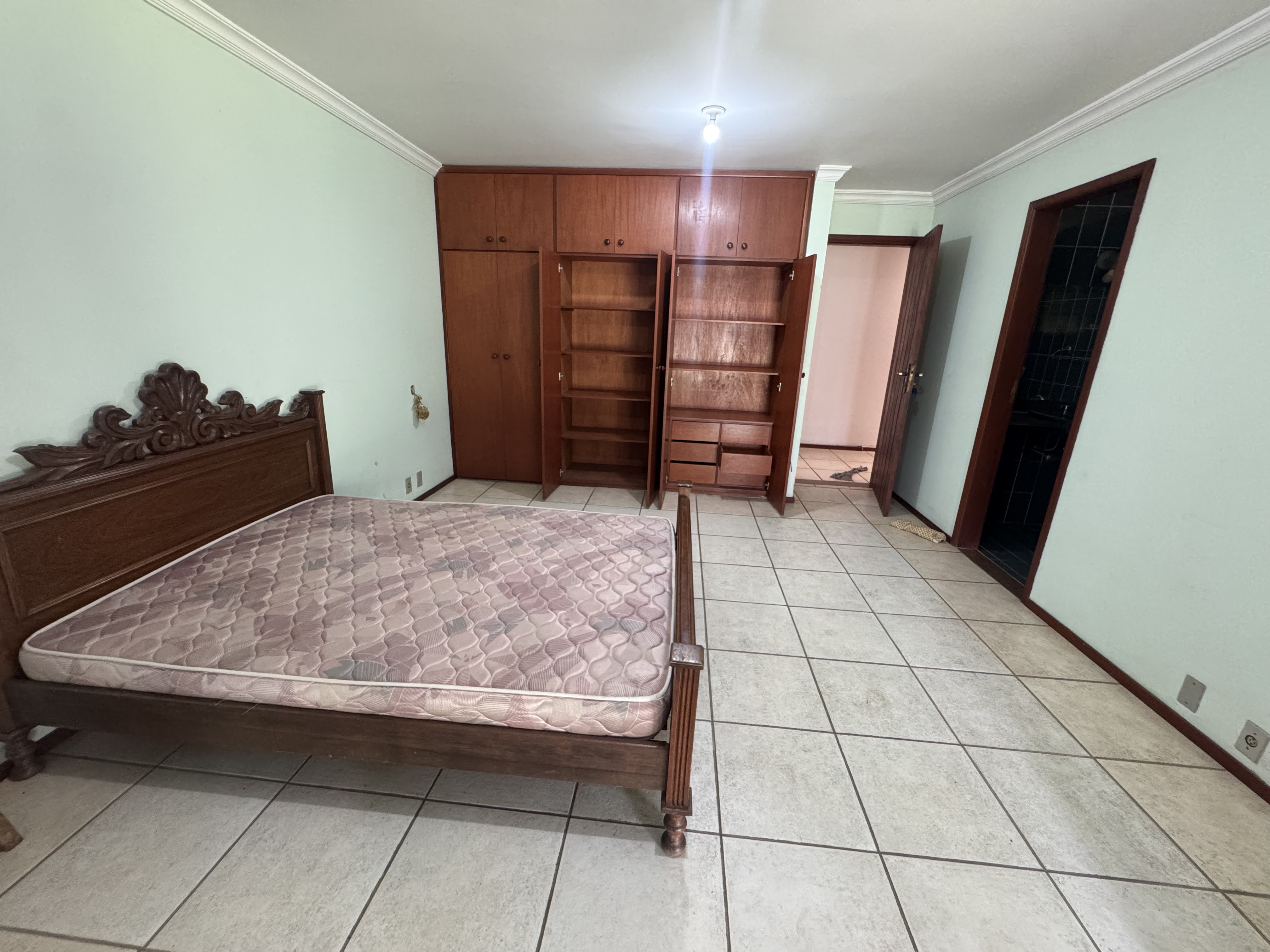 Casa à venda com 5 dormitórios no Condomínio Village Paineiras em Pindamonhangaba/SP.