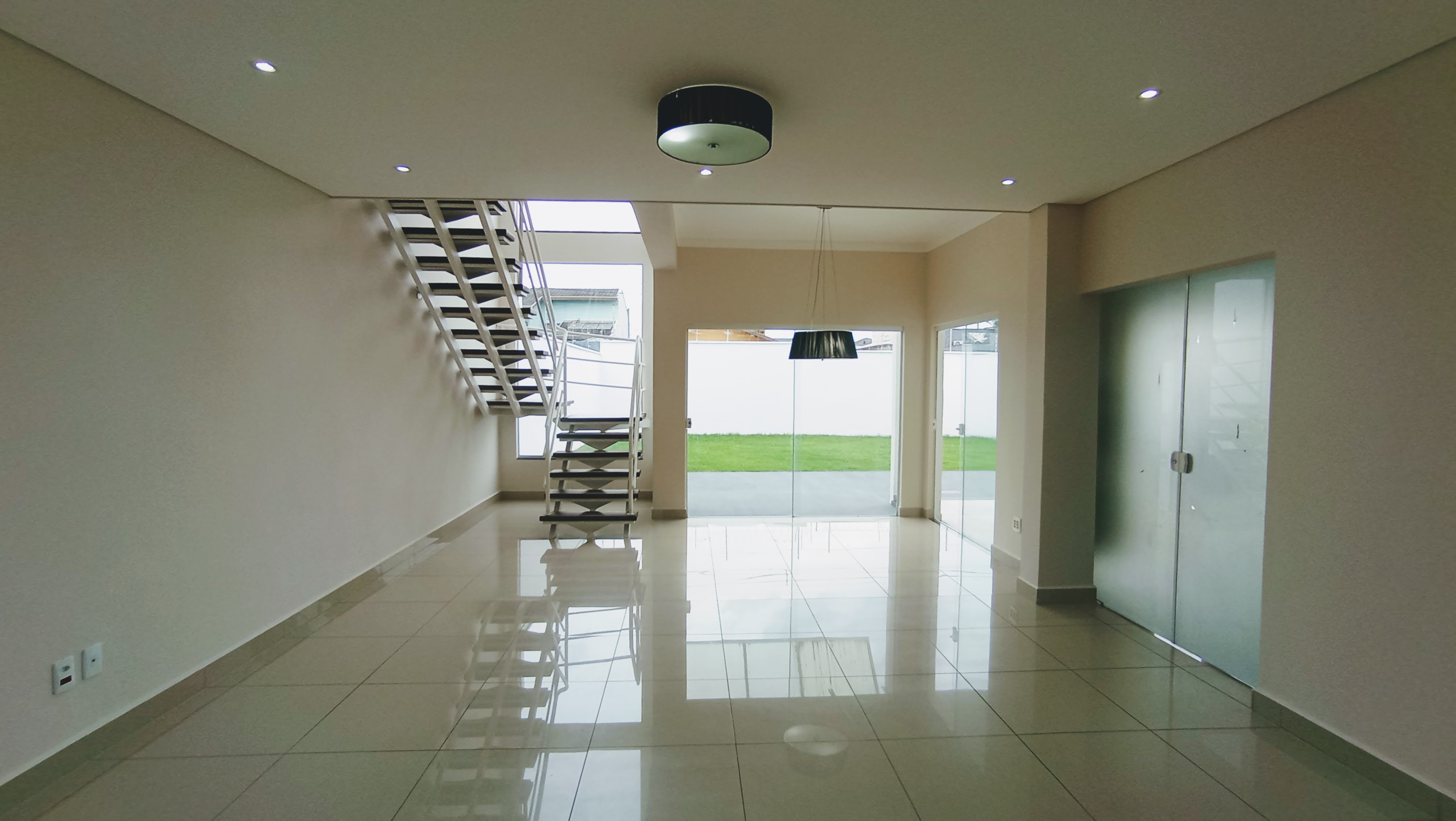 Casa para locação com 3 suítes no Condomínio Campos do Conde II - Chambord em Tremembé/SP.