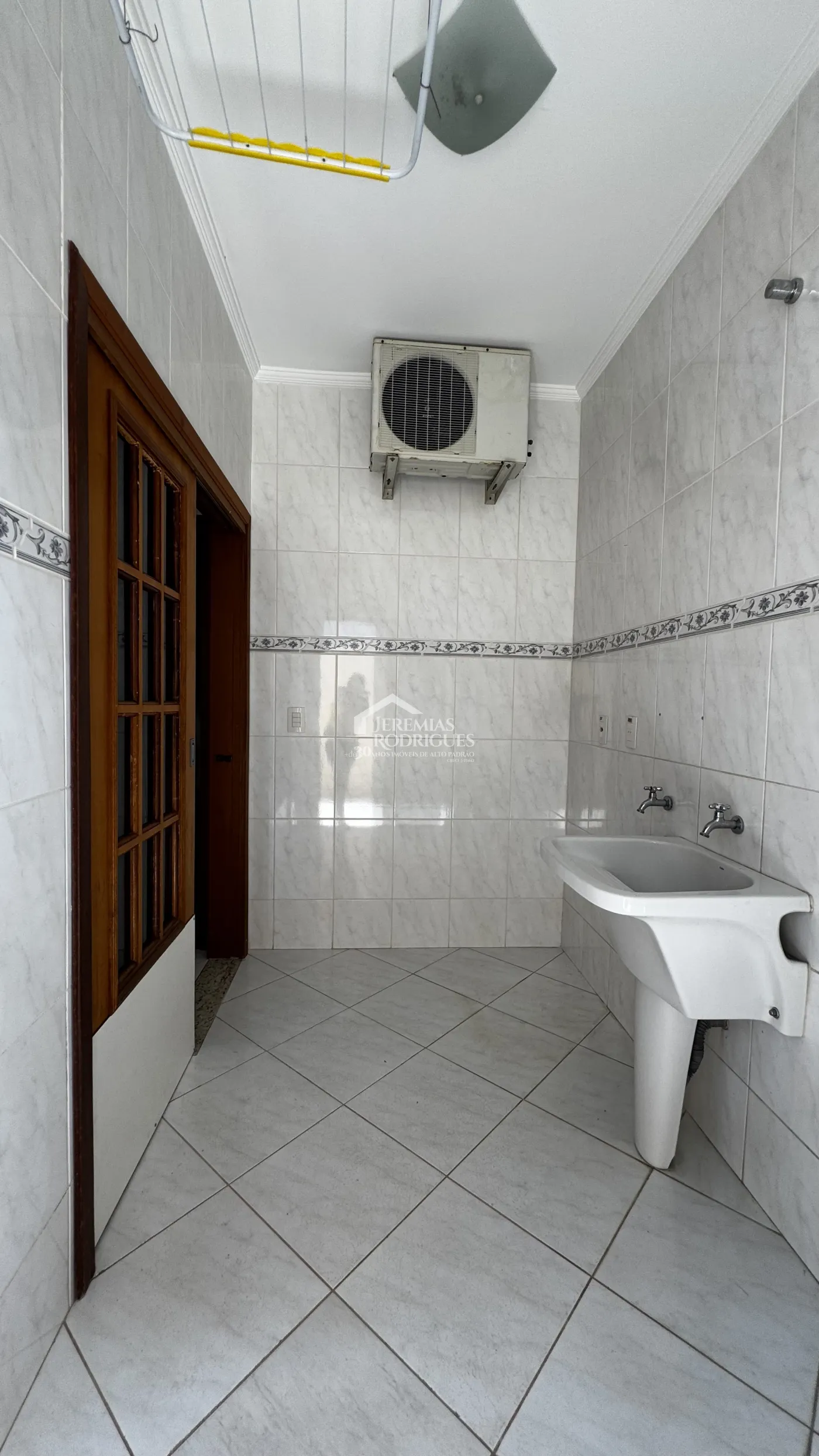 Casa para venda e locação com 4 dormitórios no Condomínio Real Ville I em Pindamonhangaba/SP.