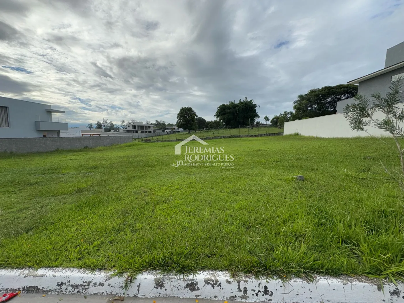 Terreno à venda no Condomínio Reserva Bonsucesso em Pindamonhangaba/SP.