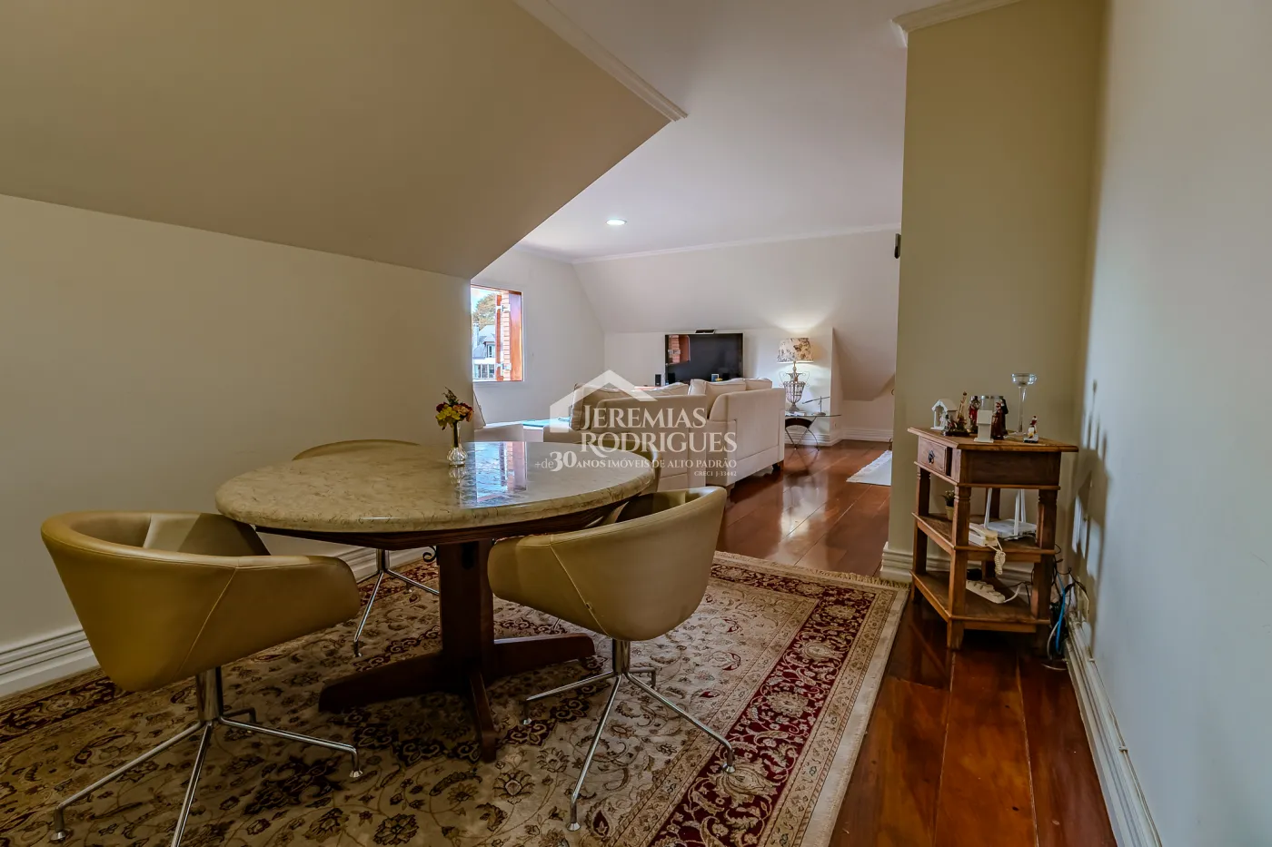 Casa para venda e locação com 5 suítes no Jardim Véu da Noiva em Campos do Jordão/SP