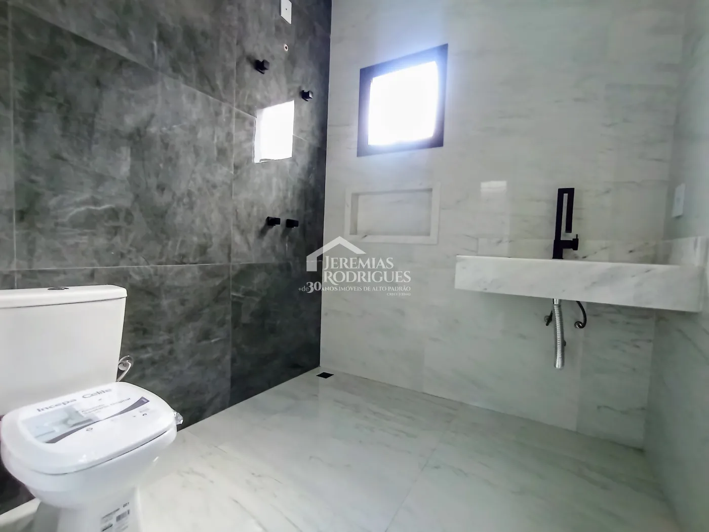 Casa à venda com 300 m² no Condomínio Ouro Ville em Taubaté/SP.