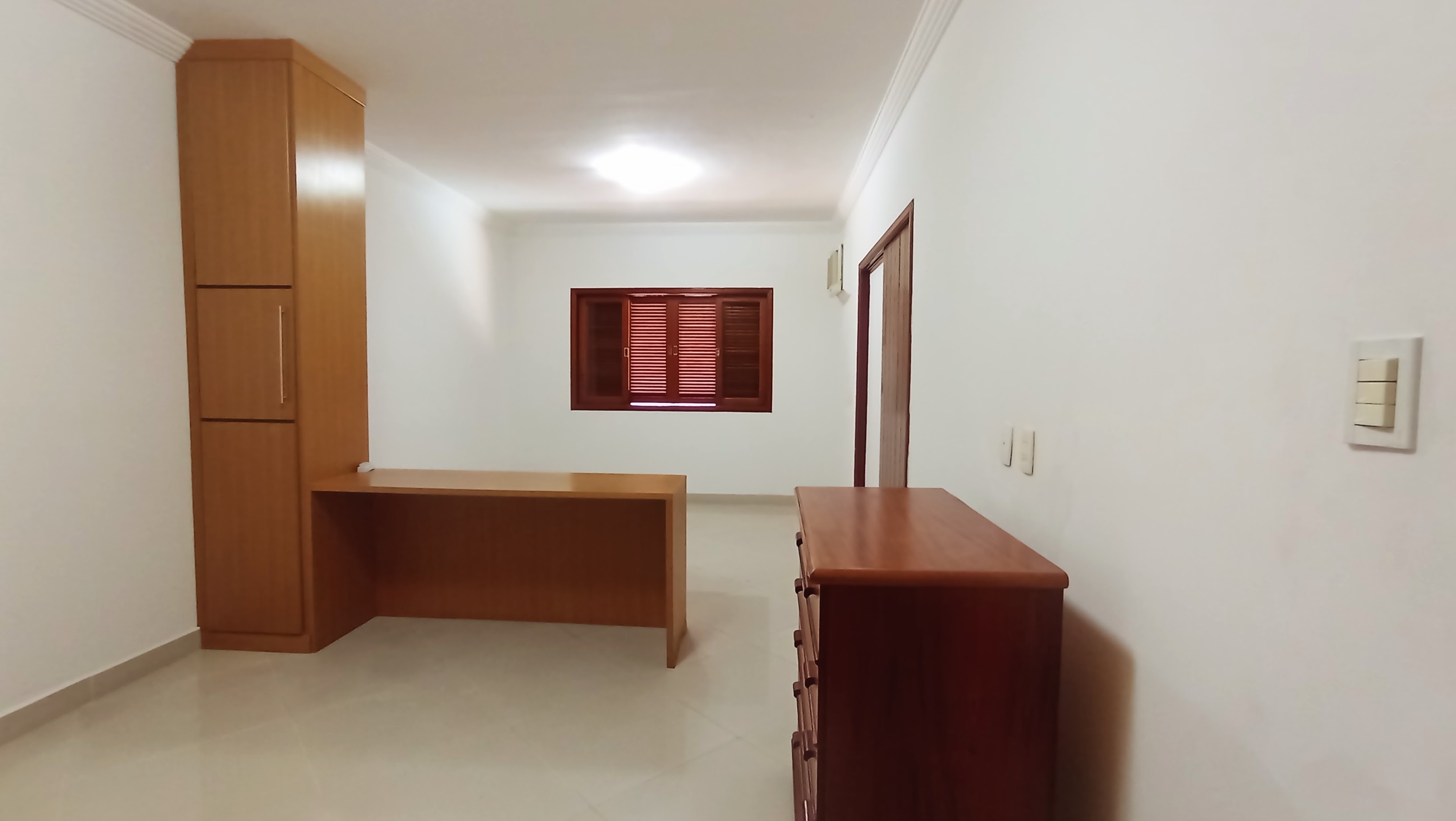 Casa à venda com 3 dormitórios no Condomínio Taubaté Village em Taubaté/SP.