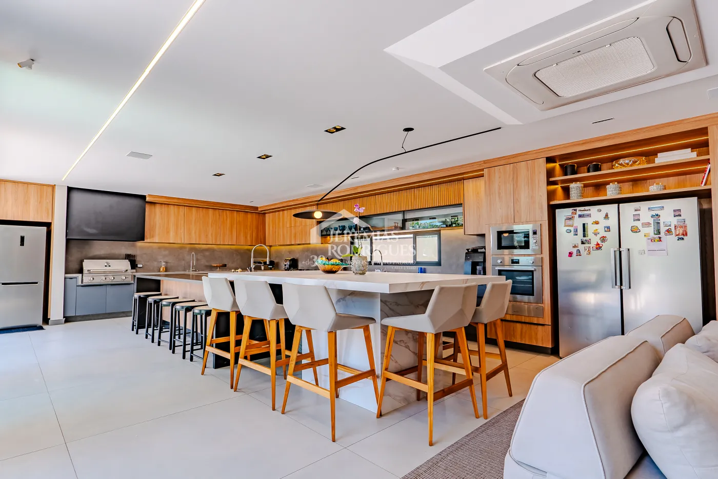 Casa à venda com 4 suítes no Condomínio Taubaté Village em Taubaté/SP.