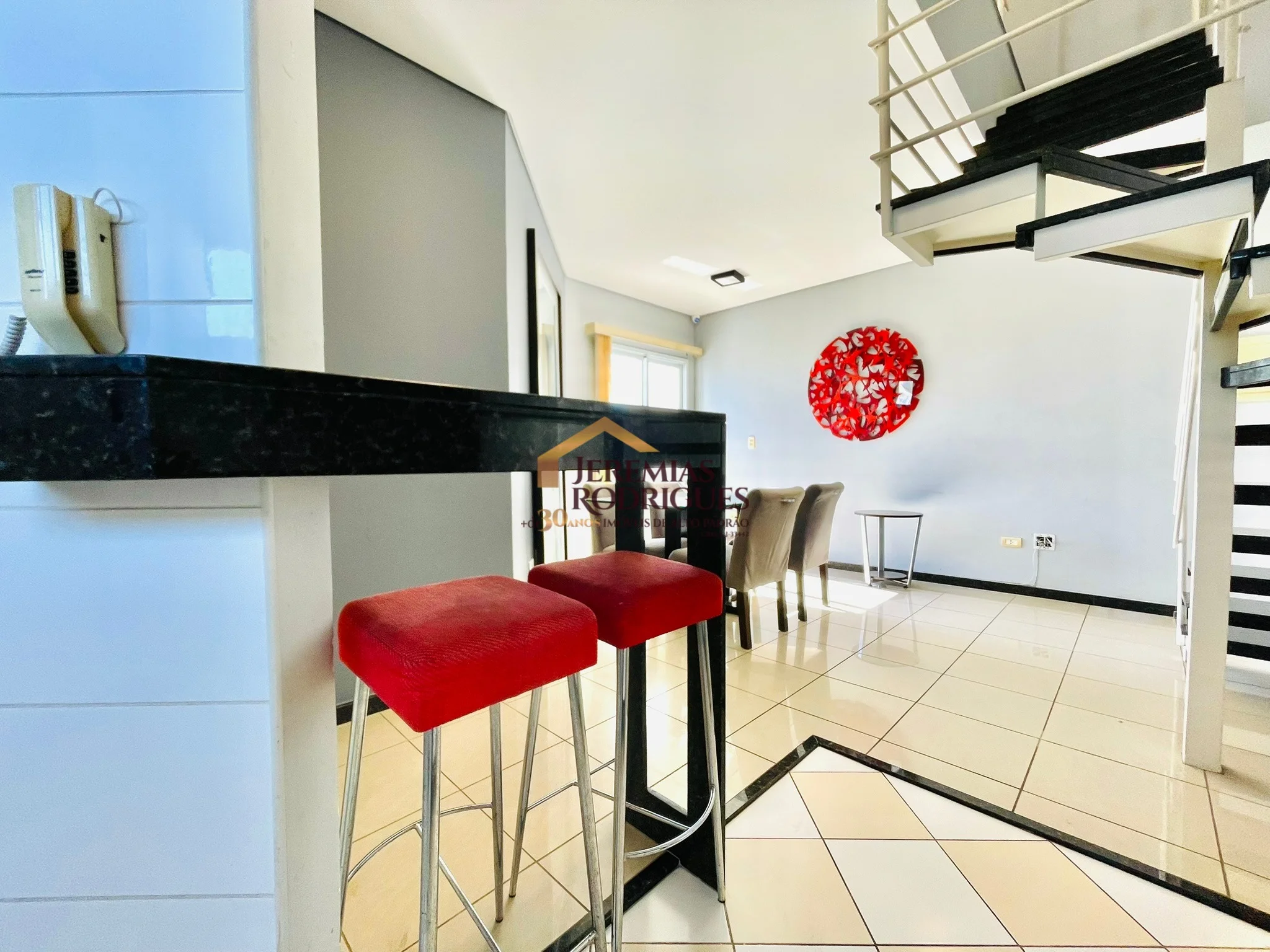 Cobertura Duplex semimobiliada para locação no Edifício Village Towers em Taubaté/SP.