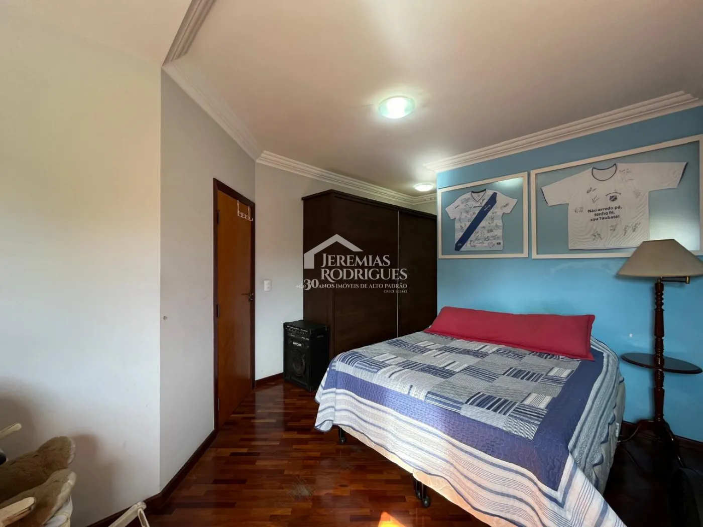 Casa à venda com 4 suítes no Condomínio Taubaté Village em Taubaté/SP.