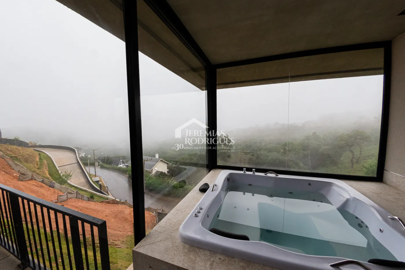 Casa com 5 quartos, 560 m²- Colinas Capivari - Campos do Jordão/SP