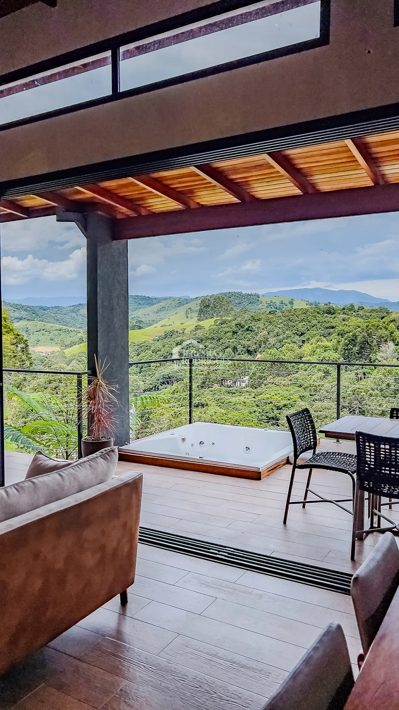 Casa à venda térrea com 2 suítes no Condomínio Parque da Mantiqueira em Santo Antônio do Pinhal/SP.