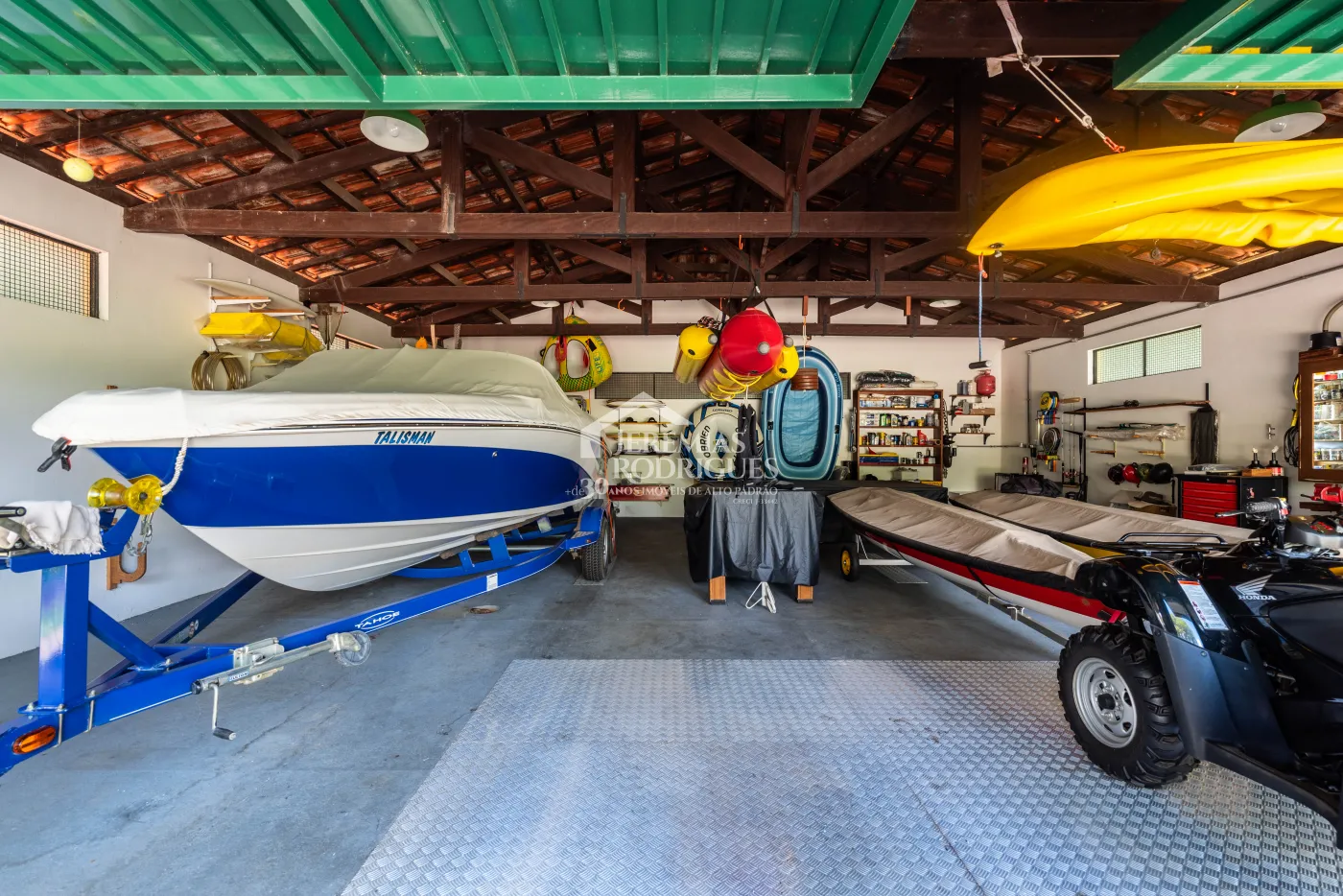 Sitio com 9 suítes, 2.600 m² - Piracaia/SP.