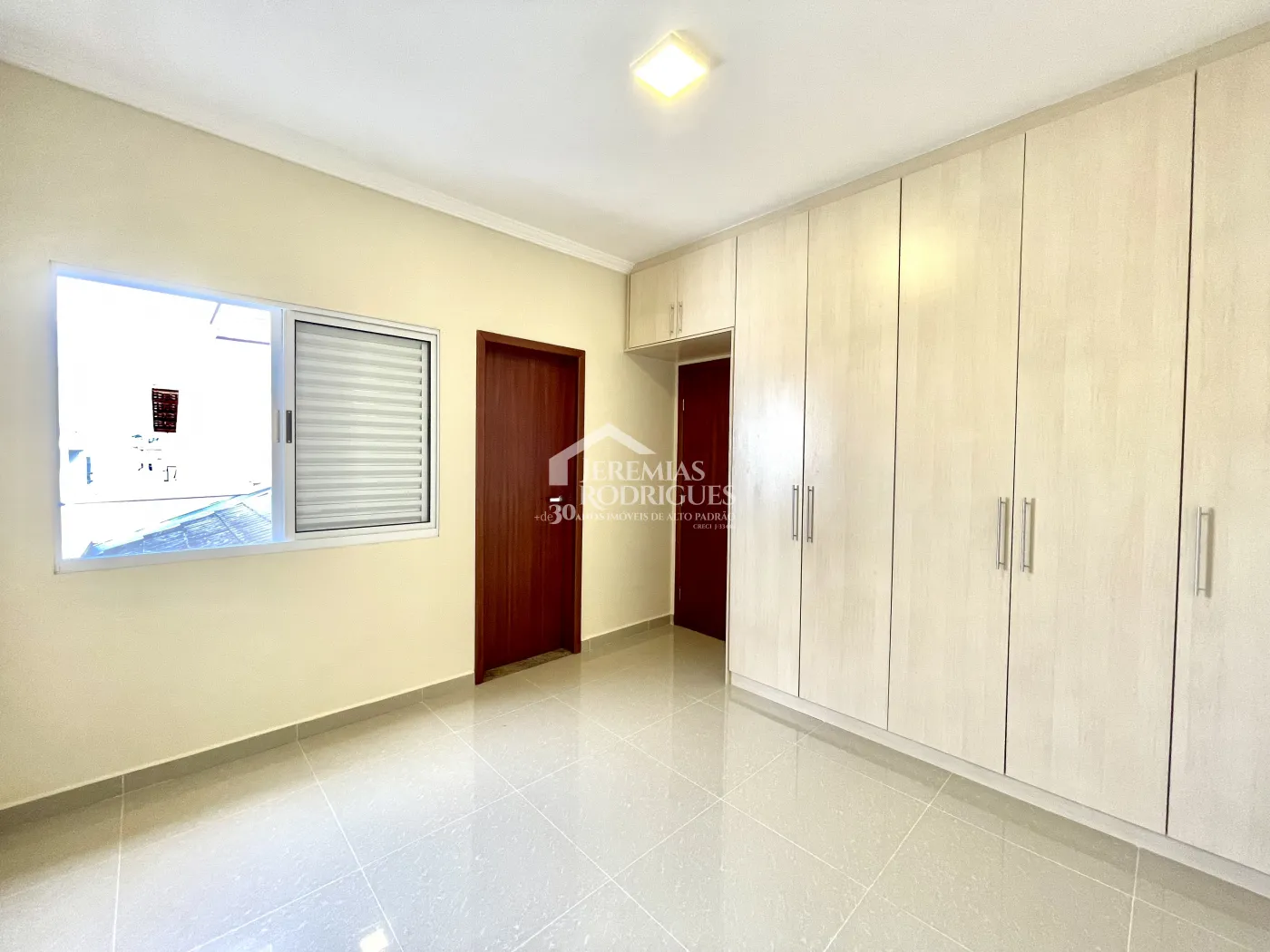 Casa para locação com 3 suítes no Condomínio Campos do Conde III em Tremembé/SP. 