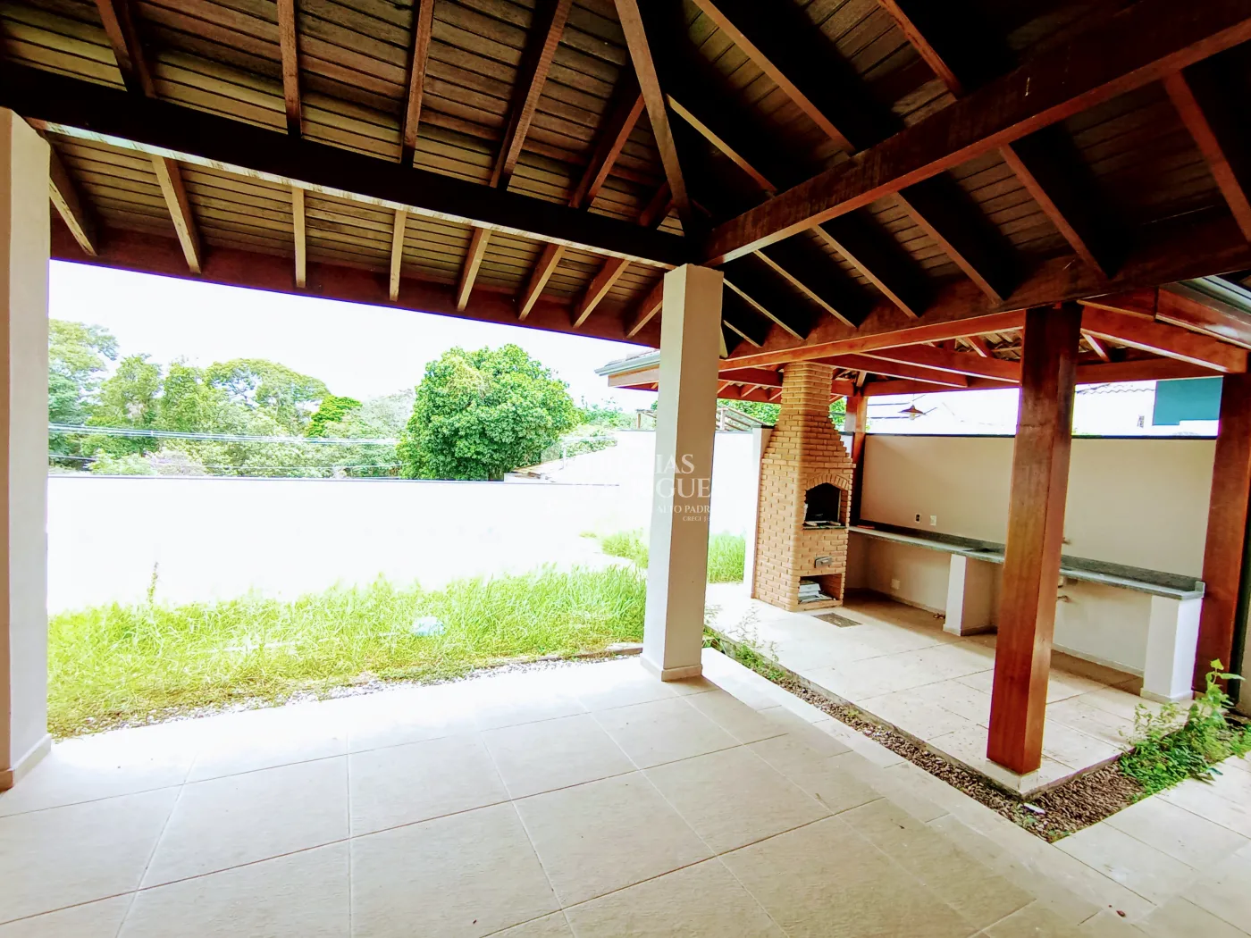 Casa à venda e locação com 4 suítes no Condomínio Colonial Village I em Pindamonhangaba/SP.