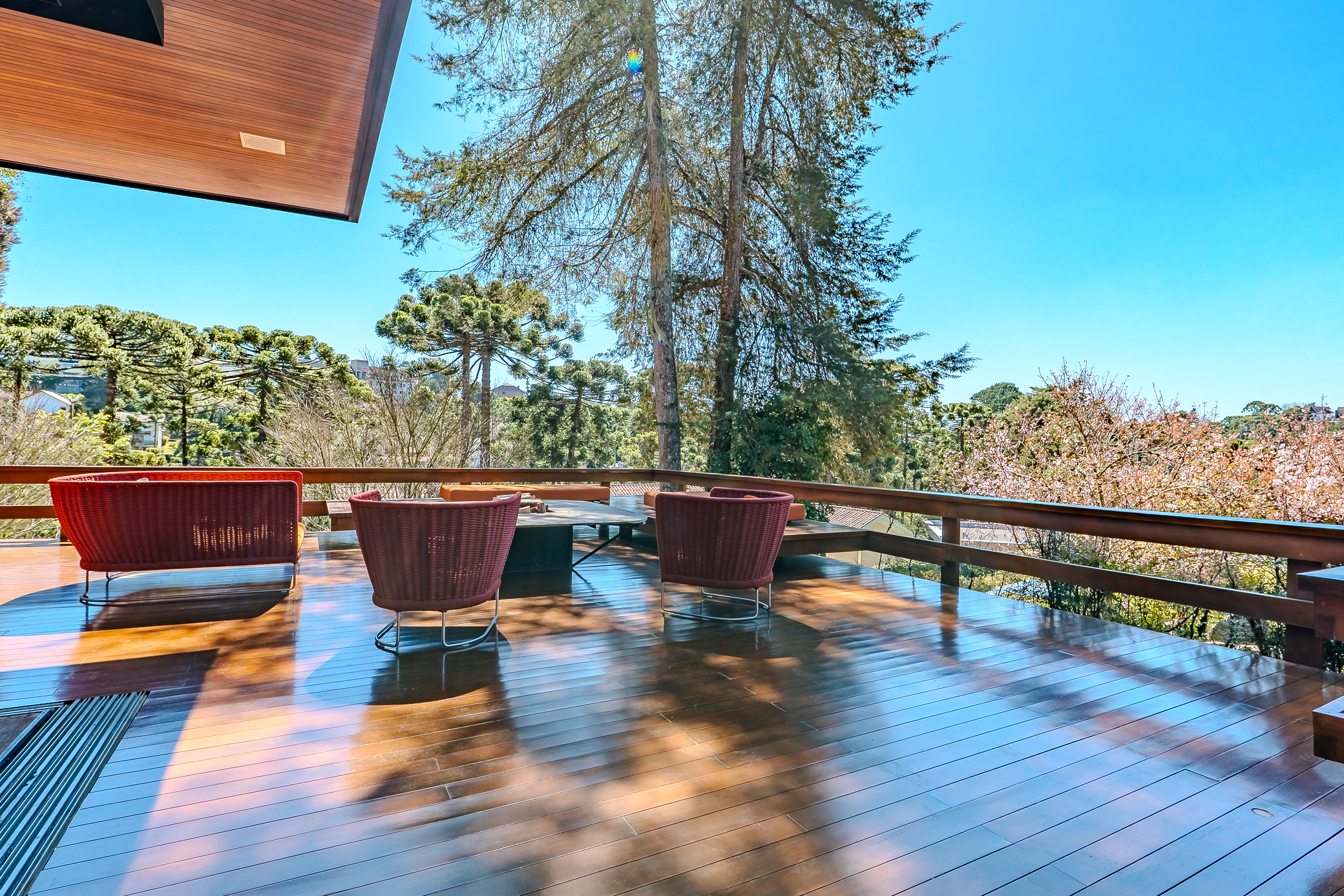 Mansão à venda com 7 suítes no Condomínio Vila Simonsen em Campos do Jordão/SP.