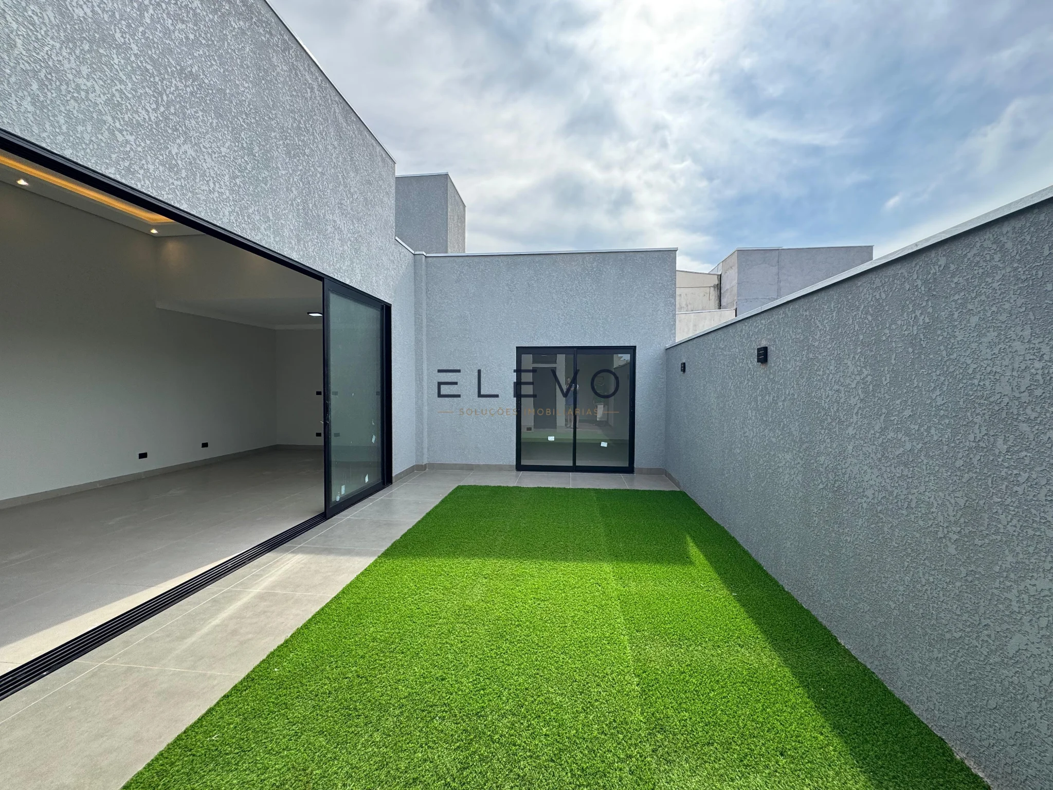 Casa à Venda no Jardim Munique em Maringá | 132m², 3 Quartos, Suíte, Churrasqueira e Espaço para Piscina