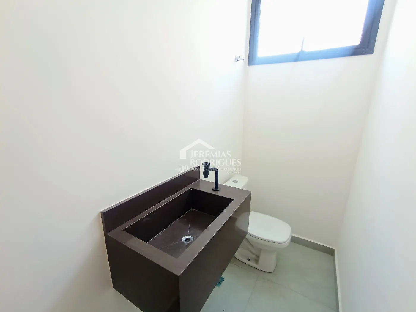 Casa à venda com 3 suítes no Condomínio Campos do Conde II em Tremembé/SP.